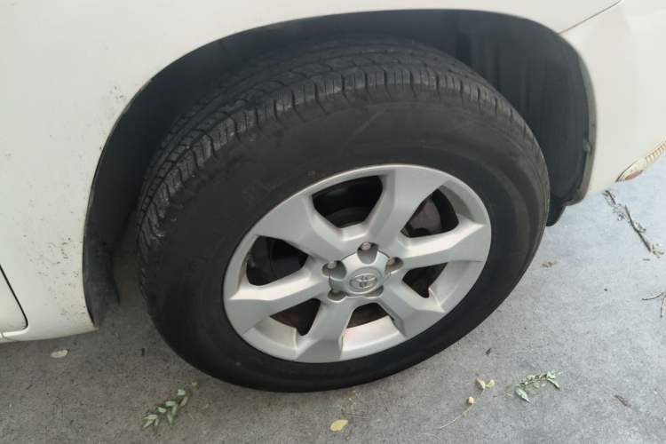Used Toyota RAV4 2011 2.0L Automatic Classic Edition Right Front Wheel Hub