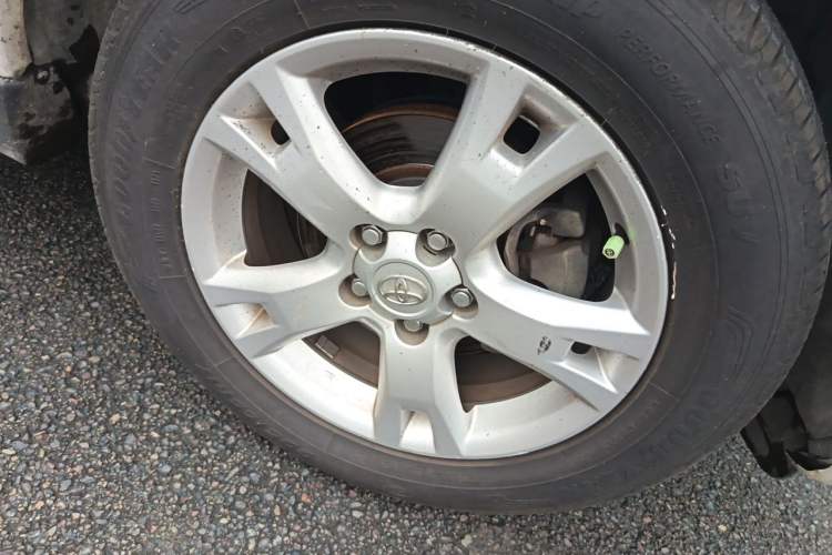 Used Toyota RAV4 2011 2.4L Automatic 4x4 Luxury Edition Right Front Wheel Hub