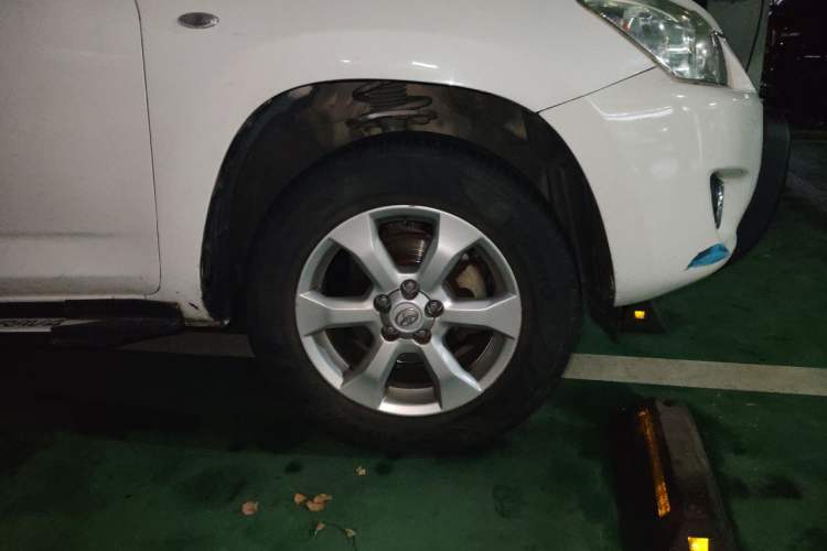 Used Toyota RAV4 2011 2.0L Automatic Classic Edition Right Front Wheel Hub