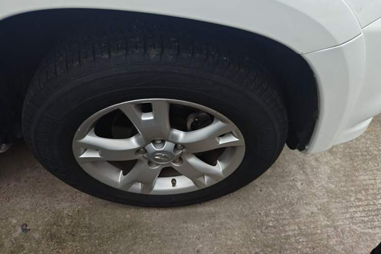 Used Toyota RAV4 2011 2.4L Automatic 4x4 Luxury Edition Right Front Wheel Hub