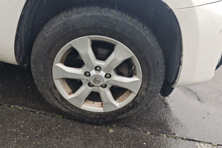 Used Toyota RAV4 2011 2.0L Automatic Classic Edition Right Front Wheel Hub