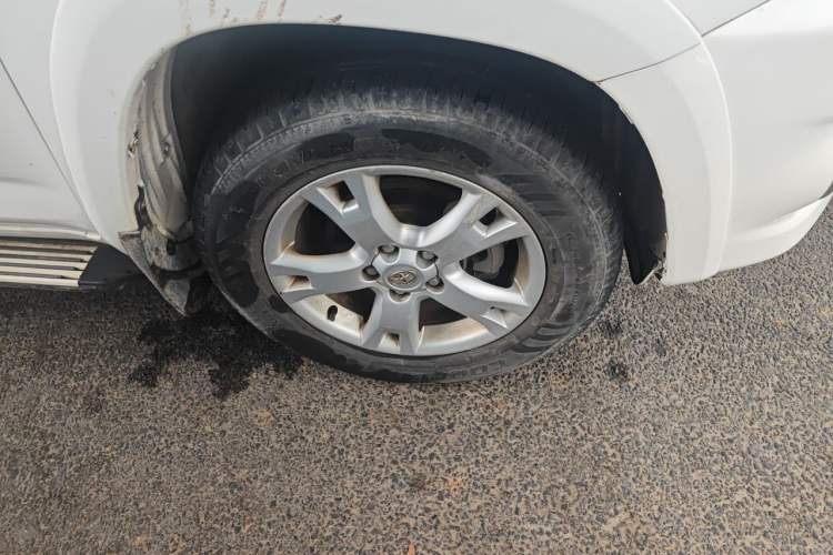 Used Toyota RAV4 2011 2.4L Automatic 4x4 Luxury Edition Right Front Wheel Hub