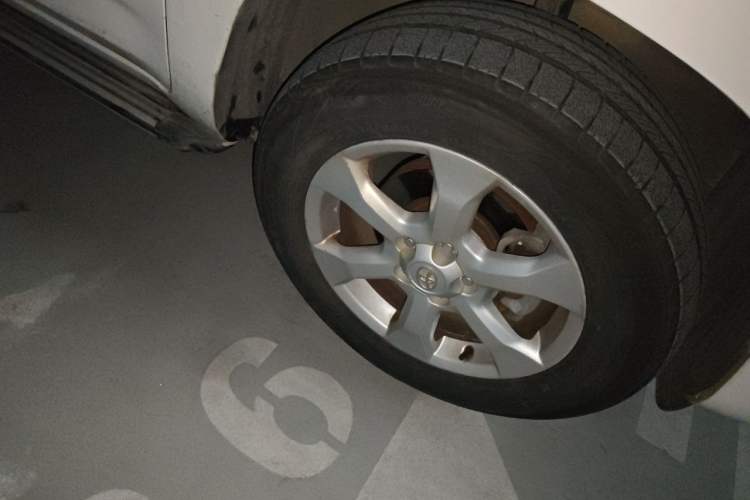 Used Toyota RAV4 2011 2.0L Automatic Classic Edition Right Front Wheel Hub