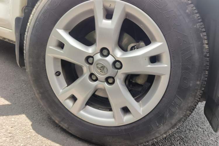 Used Toyota RAV4 2011 2.0L Automatic Luxury Edition Right Front Wheel Hub