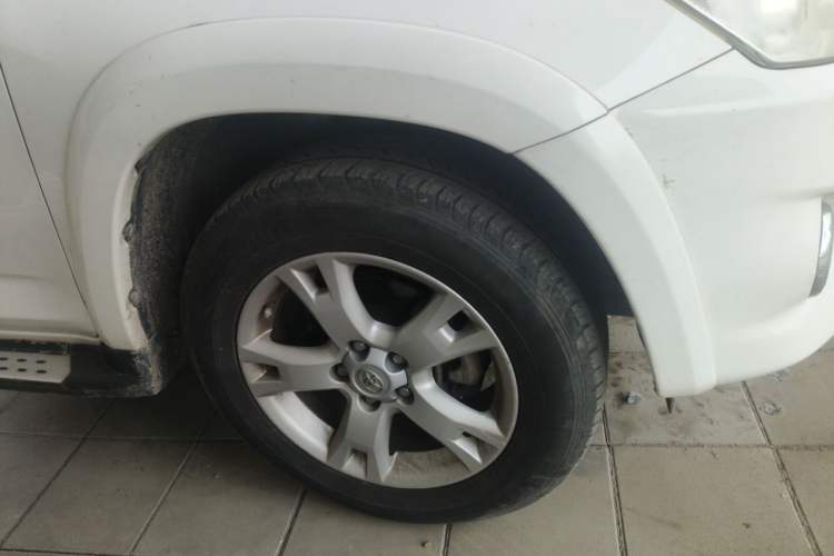 Used Toyota RAV4 2011 2.4L Automatic 4x4 Luxury Edition Right Front Wheel Hub
