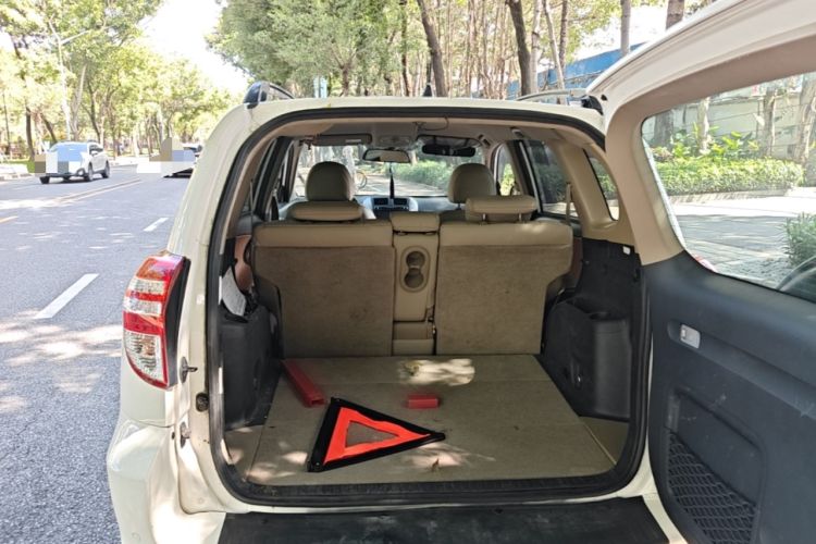Used Toyota RAV4 2011 2.0L Automatic Classic Edition Trunk