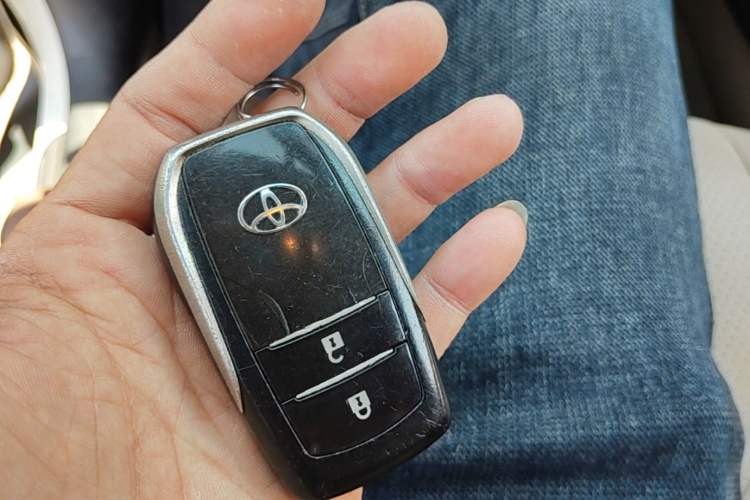 Used Toyota RAV4 2011 2.4L Automatic 4x4 Supreme Navigation Edition Vehicle Key