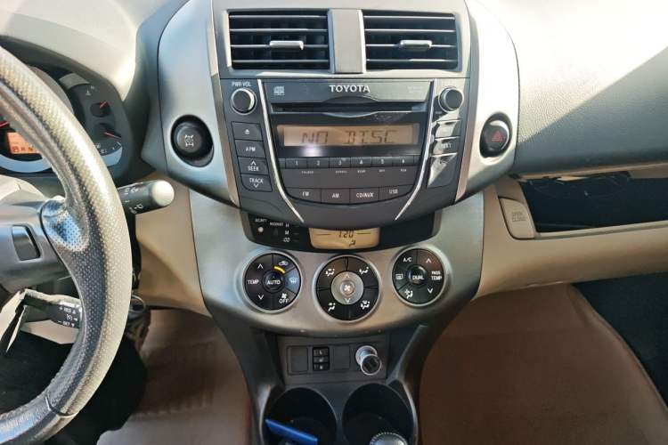 Used Toyota RAV4 2012 Luxurious 2.4L Automatic 4x4 with Stylish Features Audio And AC Panel
