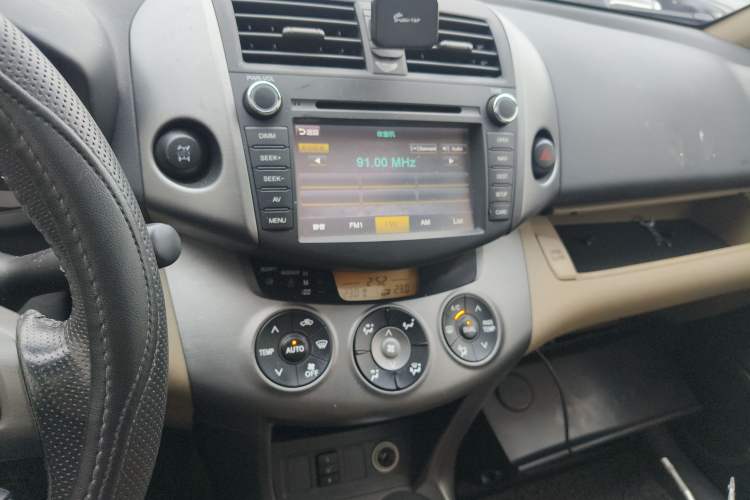 Used Toyota RAV4 2012 Luxurious 2.4L Automatic 4x4 with Stylish Features Audio And AC Panel