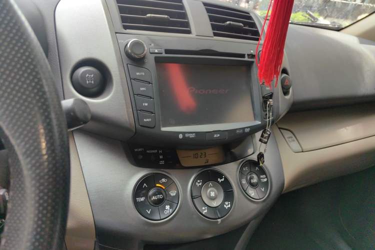 Used Toyota RAV4 2012 Luxurious 2.4L Automatic 4x4 with Stylish Features Audio And AC Panel