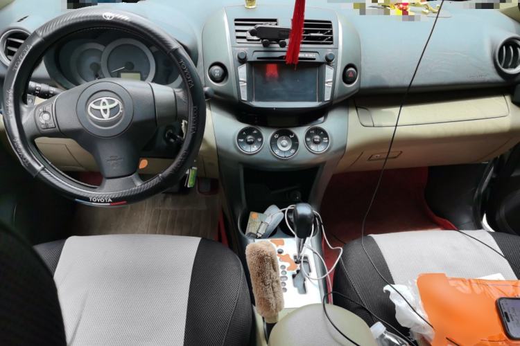 Used Toyota RAV4 2012 Luxurious Edition 2.0L Automatic All-Wheel Drive Center Console