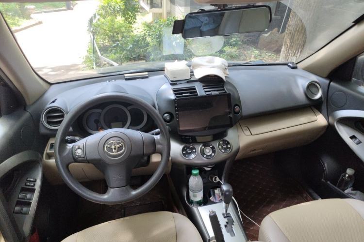 Used Toyota RAV4 2012 Luxurious Edition 2.0L Automatic All-Wheel Drive Center Console