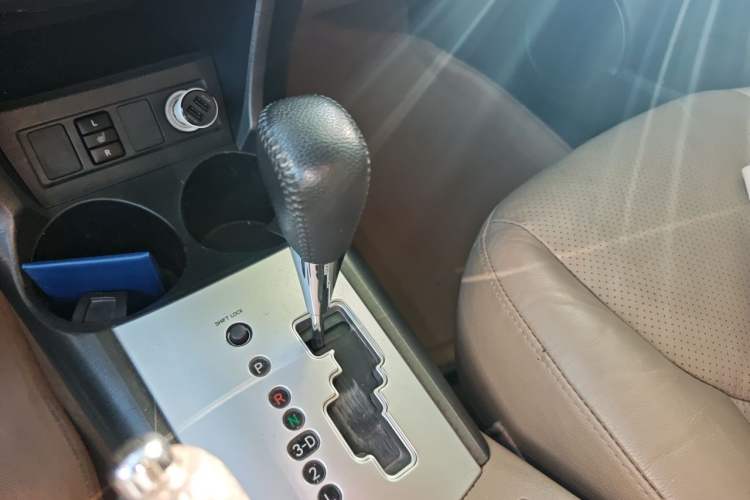 Used Toyota RAV4 2012 Luxurious 2.4L Automatic 4x4 with Stylish Features Gear Lever