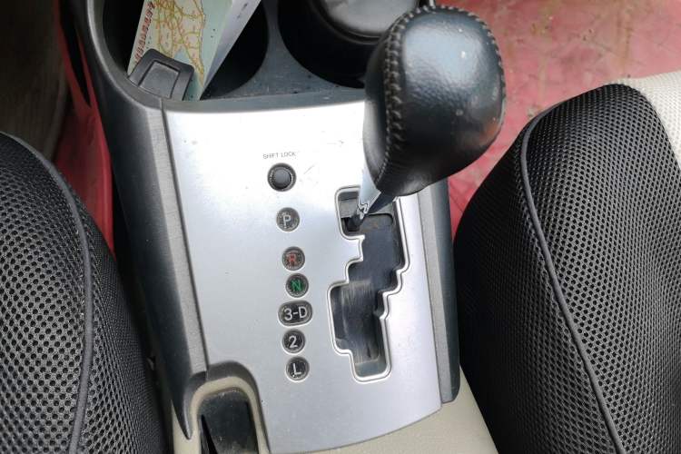 Used Toyota RAV4 2012 Luxurious Edition 2.0L Automatic All-Wheel Drive Gear Lever