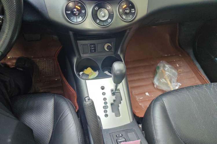 Used Toyota RAV4 2012 Luxurious 2.4L Automatic 4x4 with Stylish Features Gear Lever