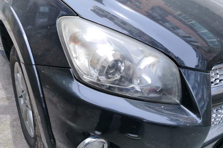 Used Toyota RAV4 2012 Luxurious Edition 2.0L Automatic All-Wheel Drive Right Front Headlight