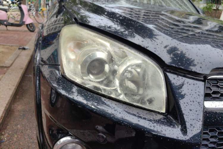 Used Toyota RAV4 2012 Luxurious 2.4L Automatic 4x4 with Stylish Features Right Front Headlight