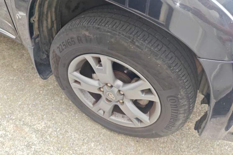 Used Toyota RAV4 2012 Luxurious 2.4L Automatic 4x4 with Stylish Features Right Front Wheel Hub