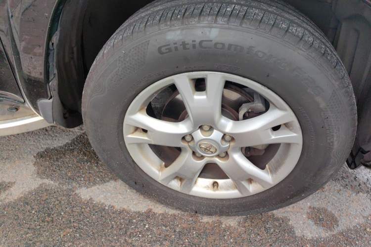 Used Toyota RAV4 2012 Luxurious 2.4L Automatic 4x4 with Stylish Features Right Front Wheel Hub