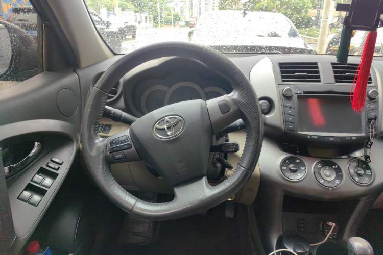 Used Toyota RAV4 2012 Luxurious 2.4L Automatic 4x4 with Stylish Features Steering Wheel