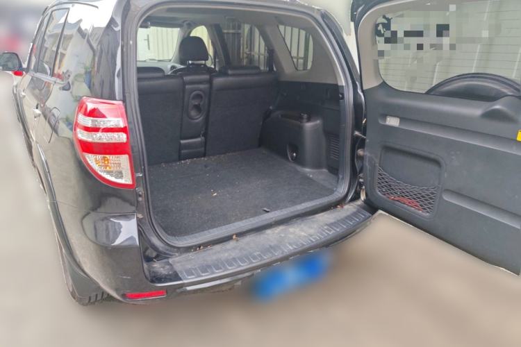 Used Toyota RAV4 2012 Luxurious 2.4L Automatic 4x4 with Stylish Features Trunk