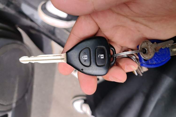 Used Toyota RAV4 2012 Luxurious Edition 2.0L Automatic All-Wheel Drive Vehicle Key