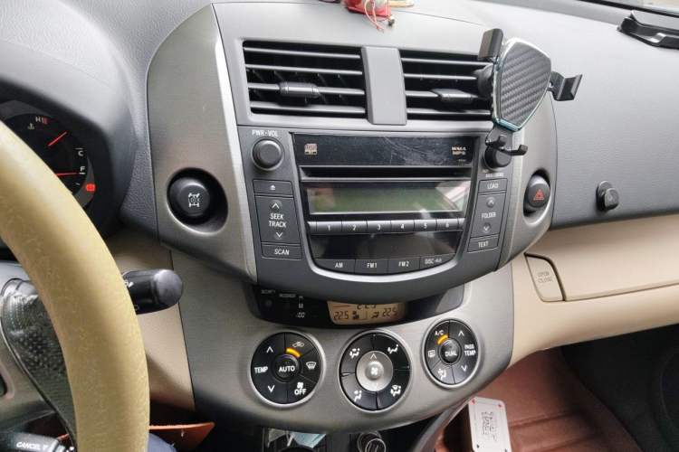 Used Toyota RAV4 2012 Luxurious 2.4L Automatic 4x4 with Stylish Features Audio And AC Panel
