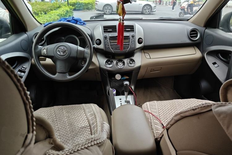 Used Toyota RAV4 2012 Luxurious Edition 2.0L Automatic All-Wheel Drive Center Console