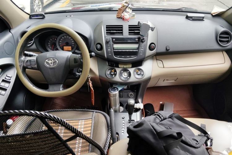 Used Toyota RAV4 2012 Luxurious 2.4L Automatic 4x4 with Stylish Features Center Console