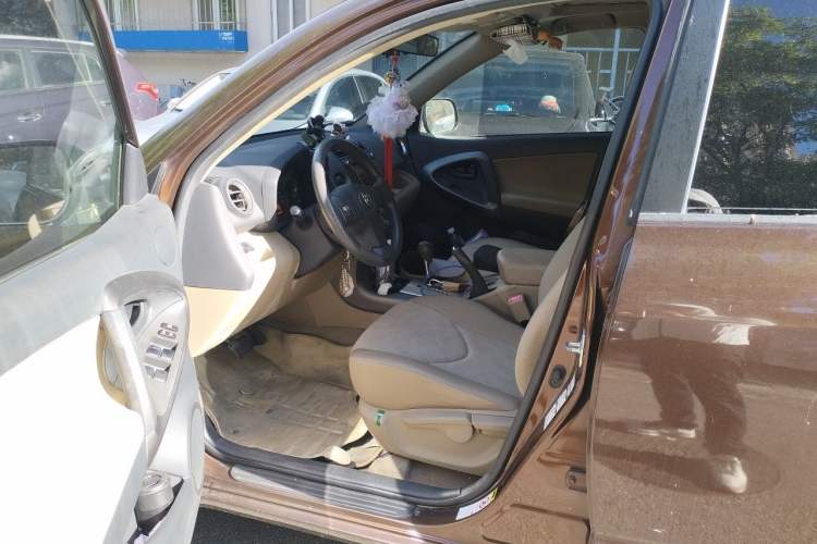 Used Toyota RAV4 2012 Luxurious Edition 2.0L Automatic All-Wheel Drive Driver Seat