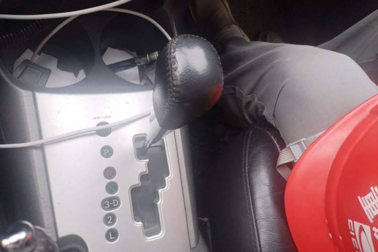 Used Toyota RAV4 2012 Luxurious 2.4L Automatic 4x4 with Stylish Features Gear Lever