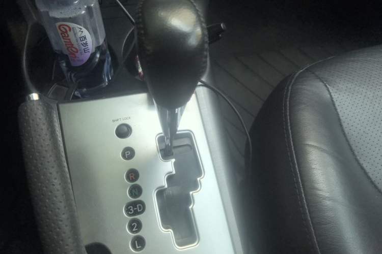 Used Toyota RAV4 2012 Luxurious 2.4L Automatic 4x4 with Stylish Features Gear Lever