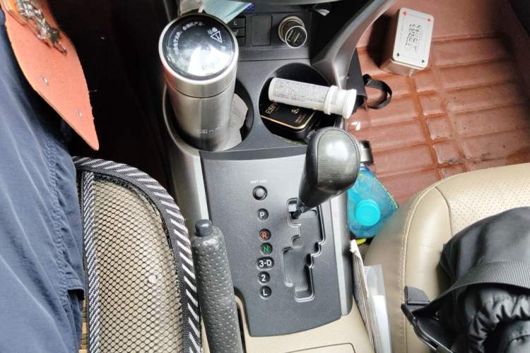 Used Toyota RAV4 2012 Luxurious 2.4L Automatic 4x4 with Stylish Features Gear Lever