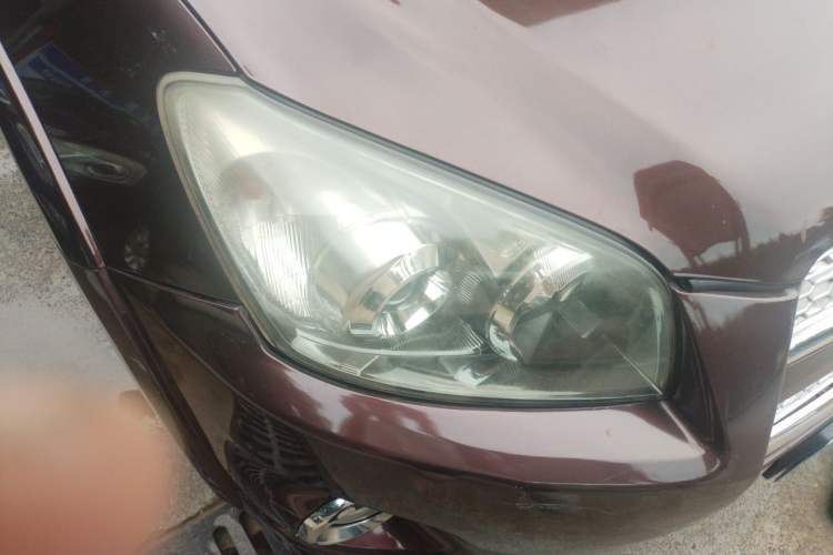 Used Toyota RAV4 2012 Luxurious 2.4L Automatic 4x4 with Stylish Features Right Front Headlight