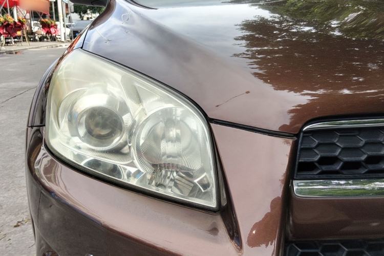 Used Toyota RAV4 2012 Luxurious 2.4L Automatic 4x4 with Stylish Features Right Front Headlight