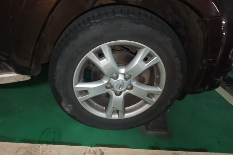 Used Toyota RAV4 2012 Luxurious 2.4L Automatic 4x4 with Stylish Features Right Front Wheel Hub