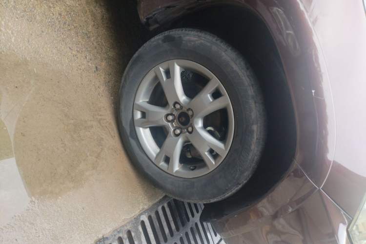 Used Toyota RAV4 2012 Luxurious 2.4L Automatic 4x4 with Stylish Features Right Front Wheel Hub