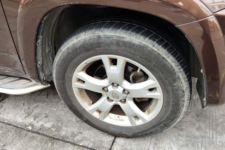 Used Toyota RAV4 2012 Luxurious 2.4L Automatic 4x4 with Stylish Features Right Front Wheel Hub