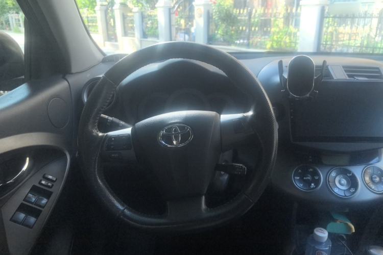 Used Toyota RAV4 2012 Luxurious 2.4L Automatic 4x4 with Stylish Features Steering Wheel