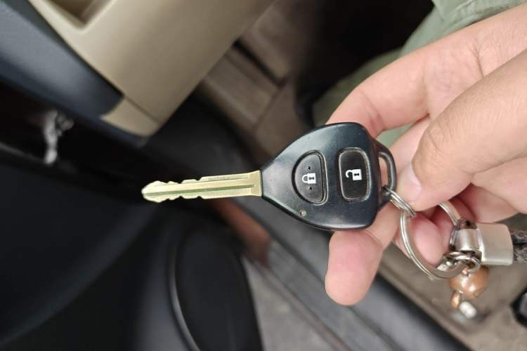 Used Toyota RAV4 2012 Luxurious Edition 2.0L Automatic All-Wheel Drive Vehicle Key
