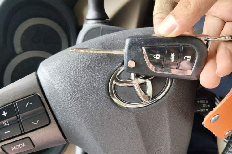 Used Toyota RAV4 2012 Luxurious 2.4L Automatic 4x4 with Stylish Features Vehicle Key