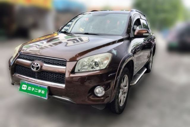 Ojetý Toyota RAV4 2012 Luxurious 2.4L Automatic 4x4 with Stylish Features