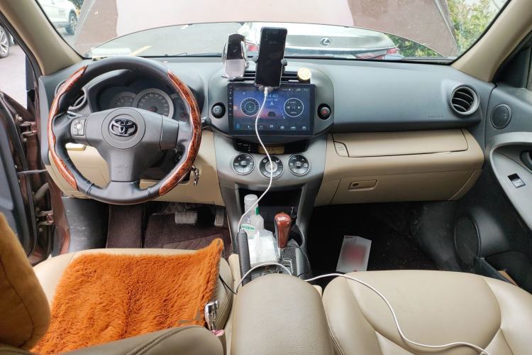 Used Toyota RAV4 2012 Luxurious Edition 2.0L Automatic All-Wheel Drive Center Console