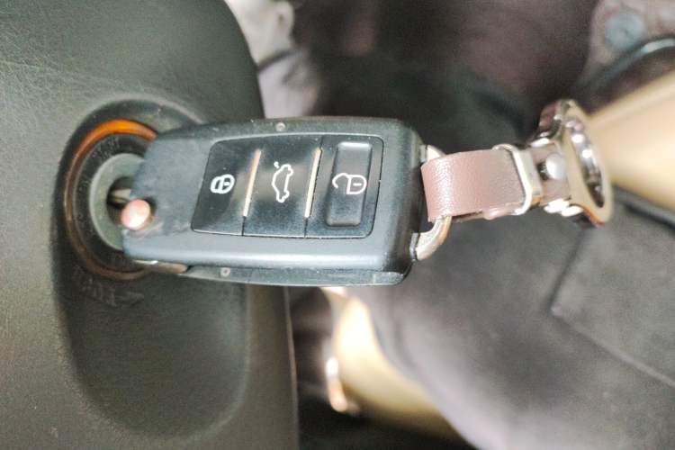 Used Toyota RAV4 2012 Luxurious Edition 2.0L Automatic All-Wheel Drive Vehicle Key