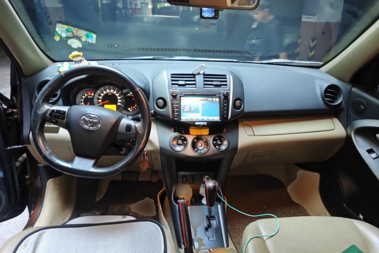 Used Toyota RAV4 2012 Luxurious Edition 2.0L Automatic All-Wheel Drive Center Console