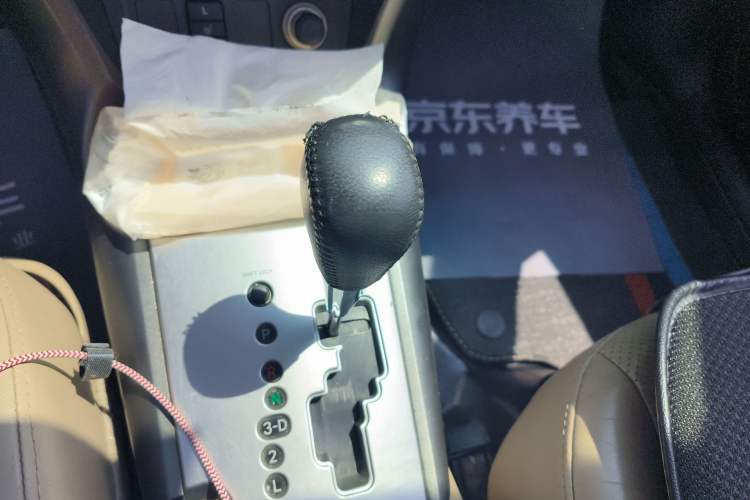 Used Toyota RAV4 2012 Luxurious 2.4L Automatic 4x4 with Stylish Features Gear Lever