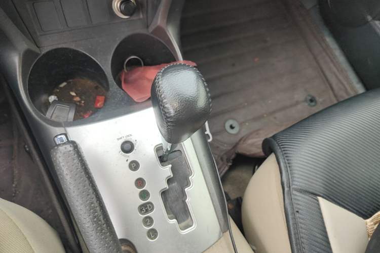 Used Toyota RAV4 2012 Luxurious Edition 2.0L Automatic All-Wheel Drive Gear Lever