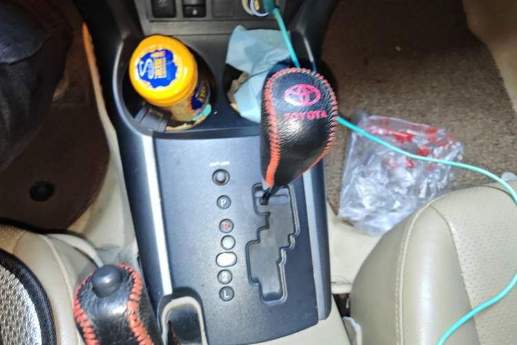 Used Toyota RAV4 2012 Luxurious Edition 2.0L Automatic All-Wheel Drive Gear Lever