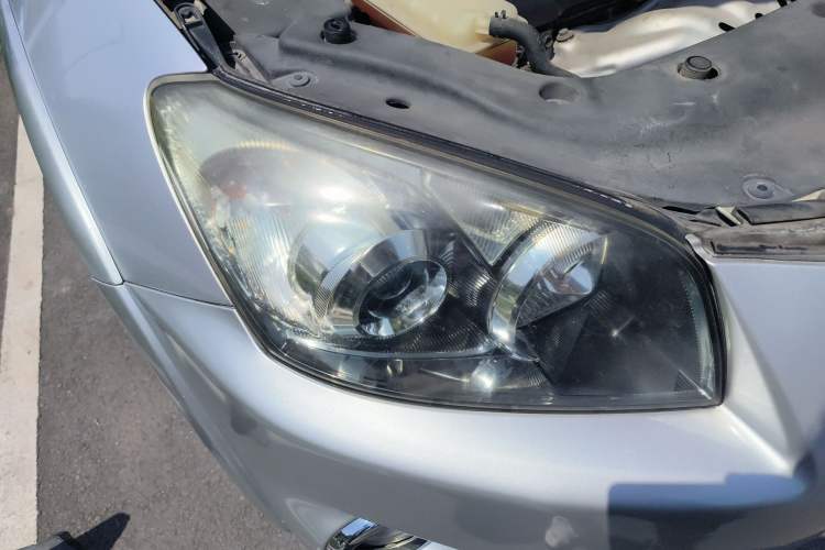 Used Toyota RAV4 2012 Luxurious 2.4L Automatic 4x4 with Stylish Features Right Front Headlight