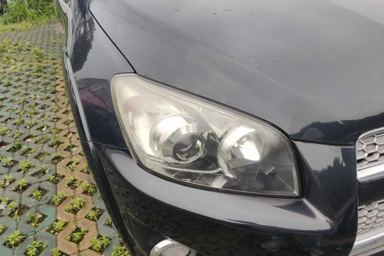 Used Toyota RAV4 2012 Luxurious Edition 2.0L Automatic All-Wheel Drive Right Front Headlight